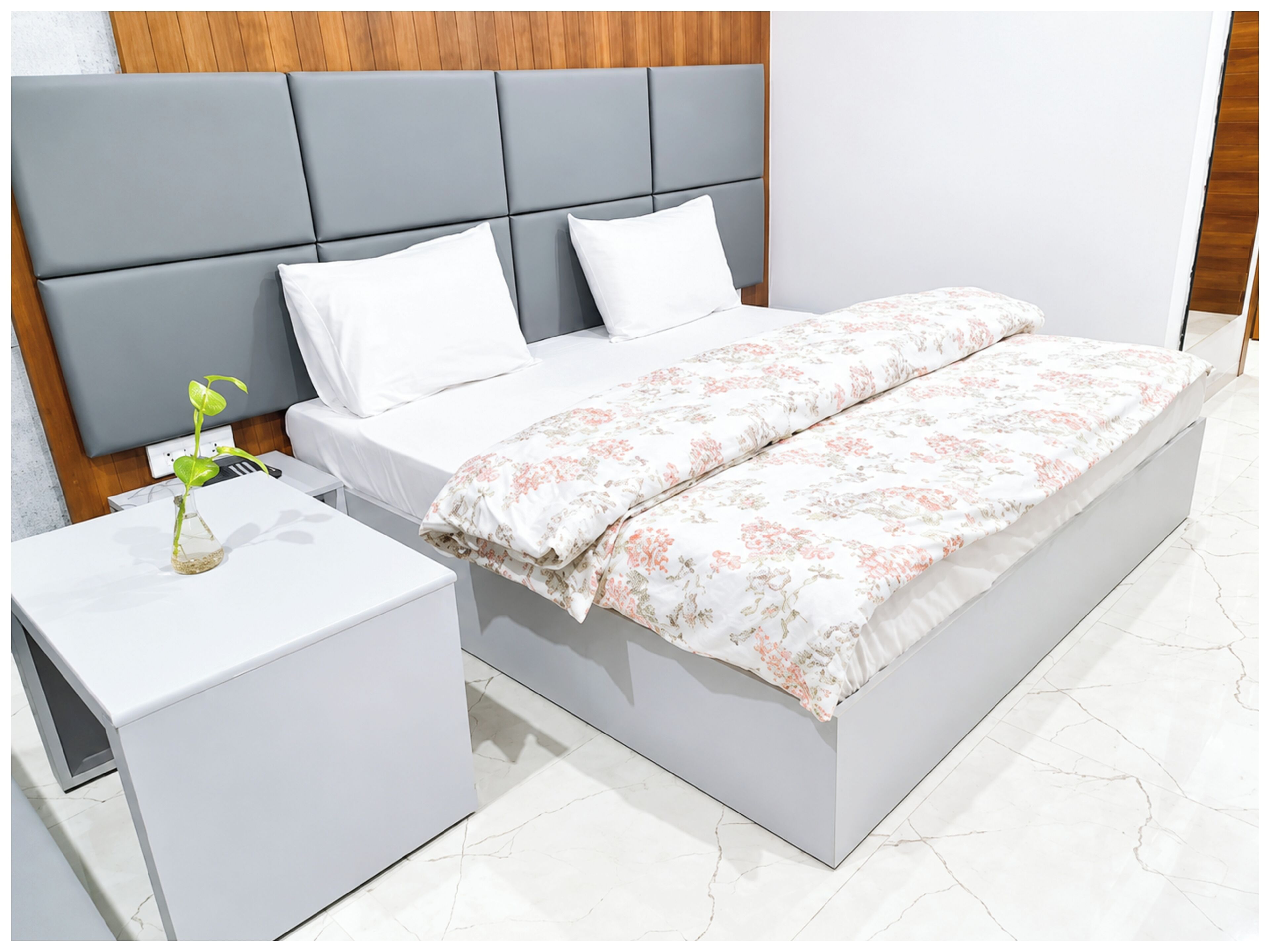 Allergikerbettwaren, Schreibtisch, schallisolierte Zimmer