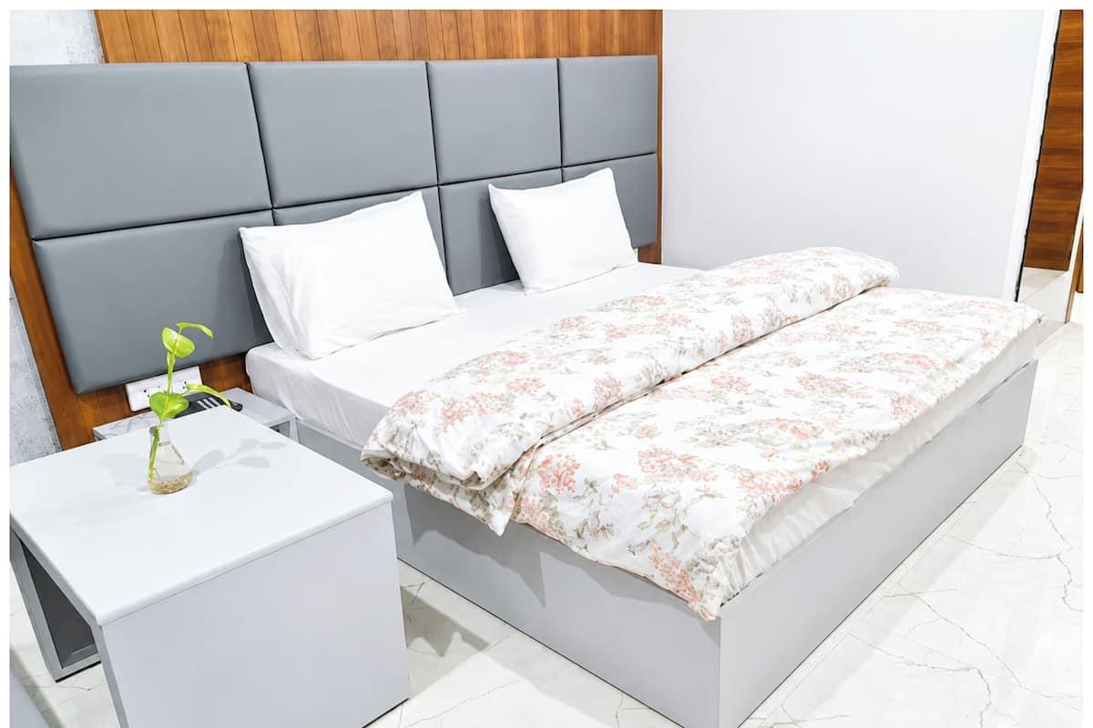 Ropa de cama hipoalergénica, escritorio y sistema de insonorización