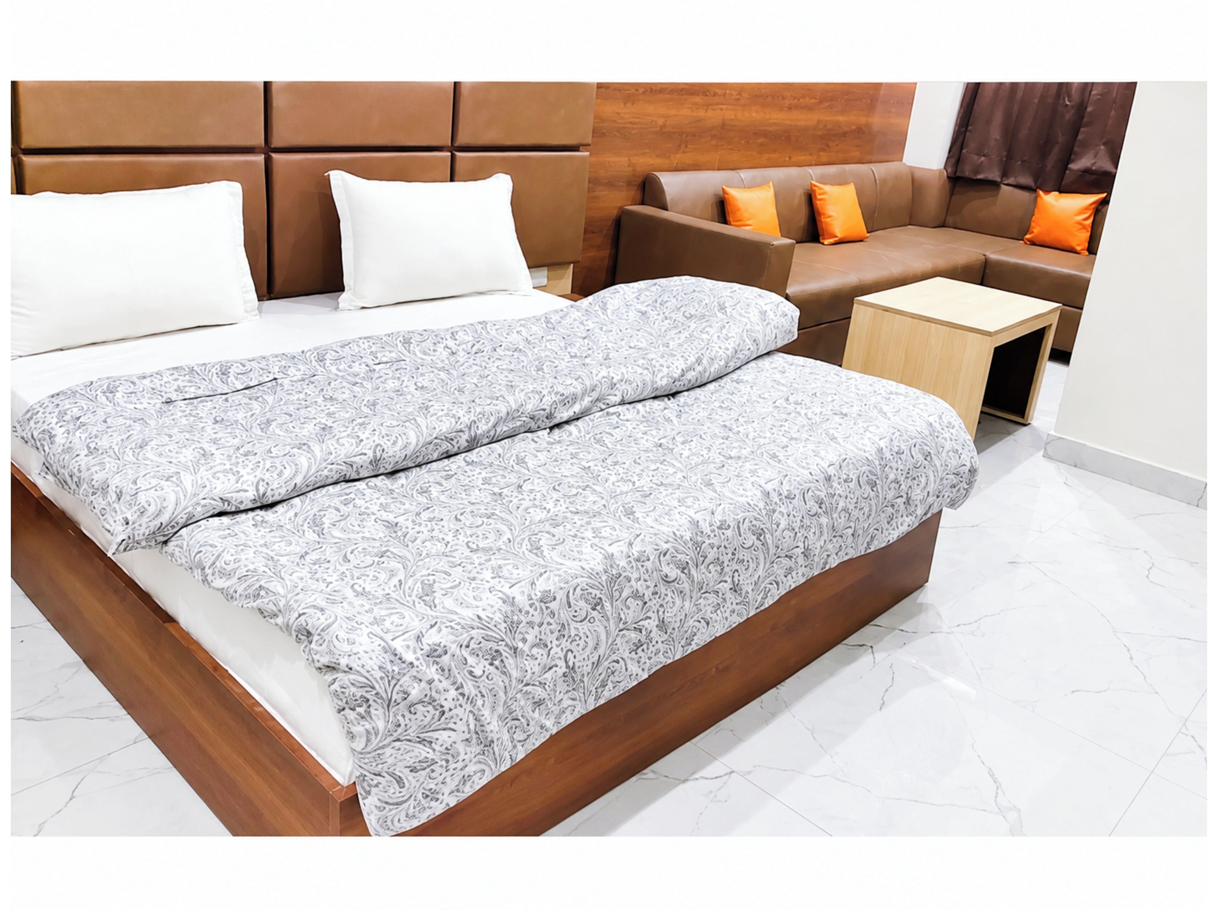 Ropa de cama hipoalergénica, escritorio y sistema de insonorización 