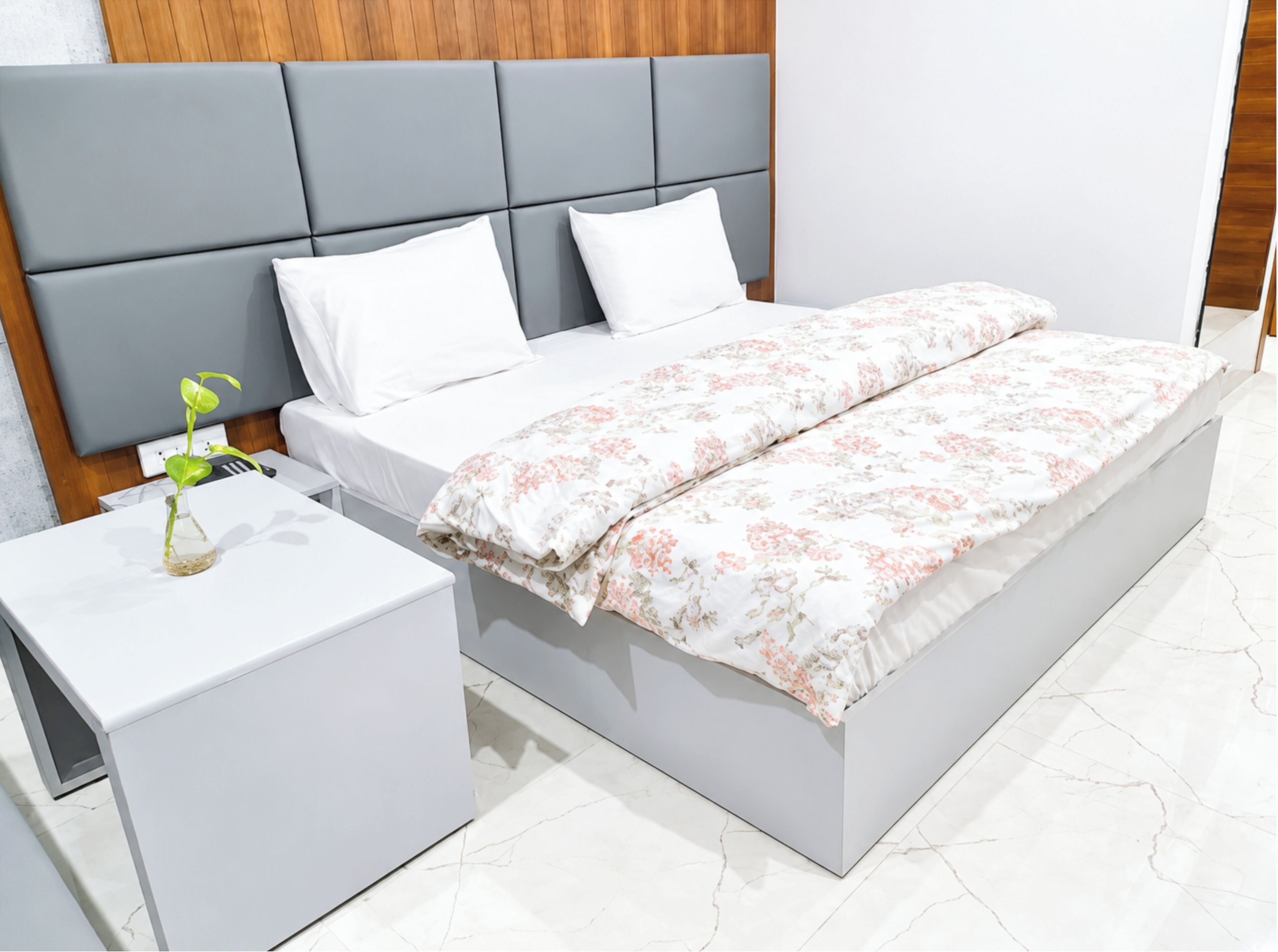 Allergikerbettwaren, Schreibtisch, schallisolierte Zimmer