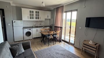Classic-Apartment, Mehrere Betten, Küche, Bergblick | Wohnbereich