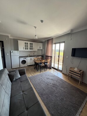 Departamento clásico, varias camas, cocina, vista a la montaña | Área de sala de estar