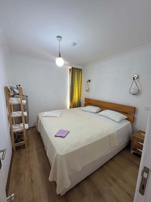 Apartemen Ekonomi, pemandangan gunung | Meja kerja, tirai kedap cahaya, kedap suara, dan setrika/meja setrika