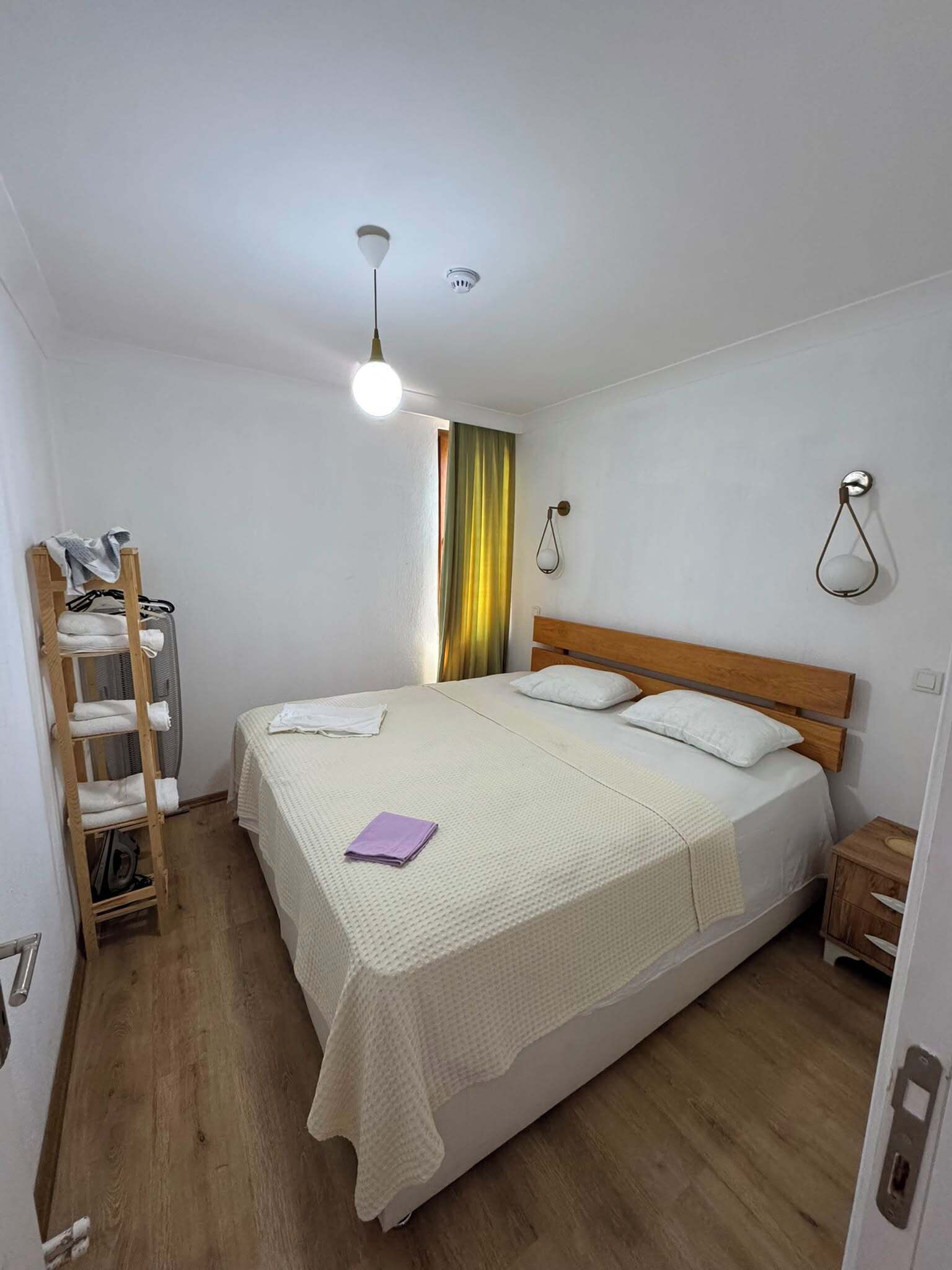 Departamento clásico, varias camas, vista a la montaña | Cortinas blackout, insonorización y tabla de planchar con plancha 