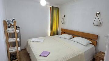 Departamento clásico, varias camas, vista a la montaña | Cortinas blackout, insonorización y tabla de planchar con plancha