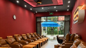 Une salle de massage équipée de tables de massage en cuir, d’un ventilateur de plafond et offrant une vue sur l’extérieur.