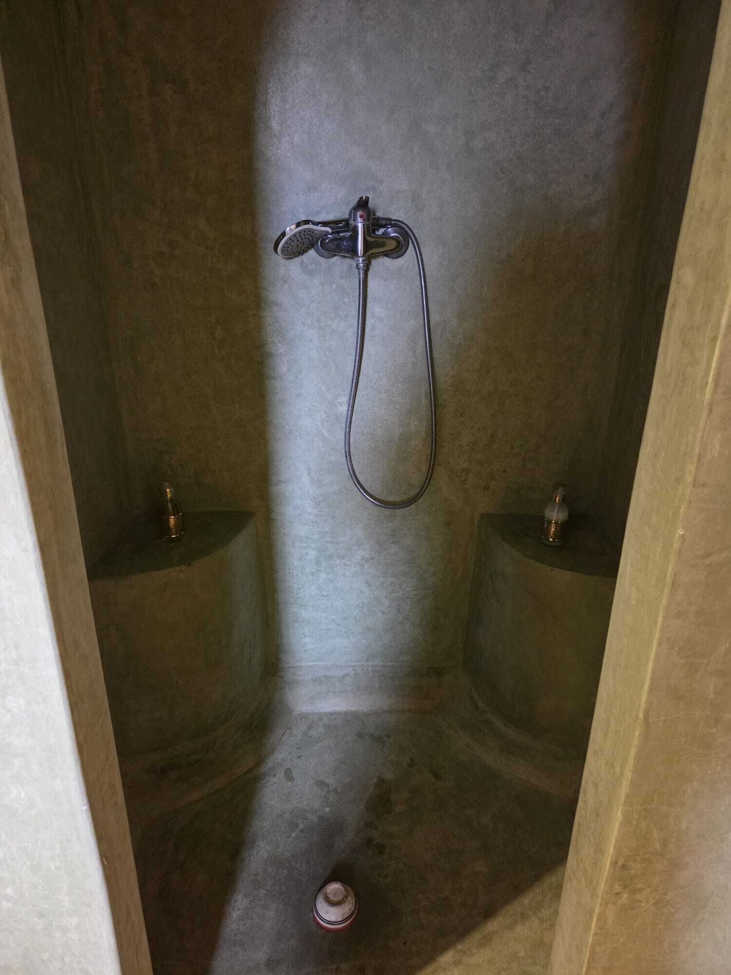 Douche, sèche-cheveux, serviettes fournies, savon