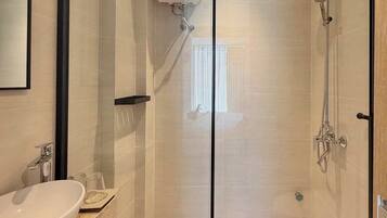 Kahden hengen deluxe-huone | Kylpyhuone | Suihku, hiustenkuivaaja, pyyhkeet, saippua