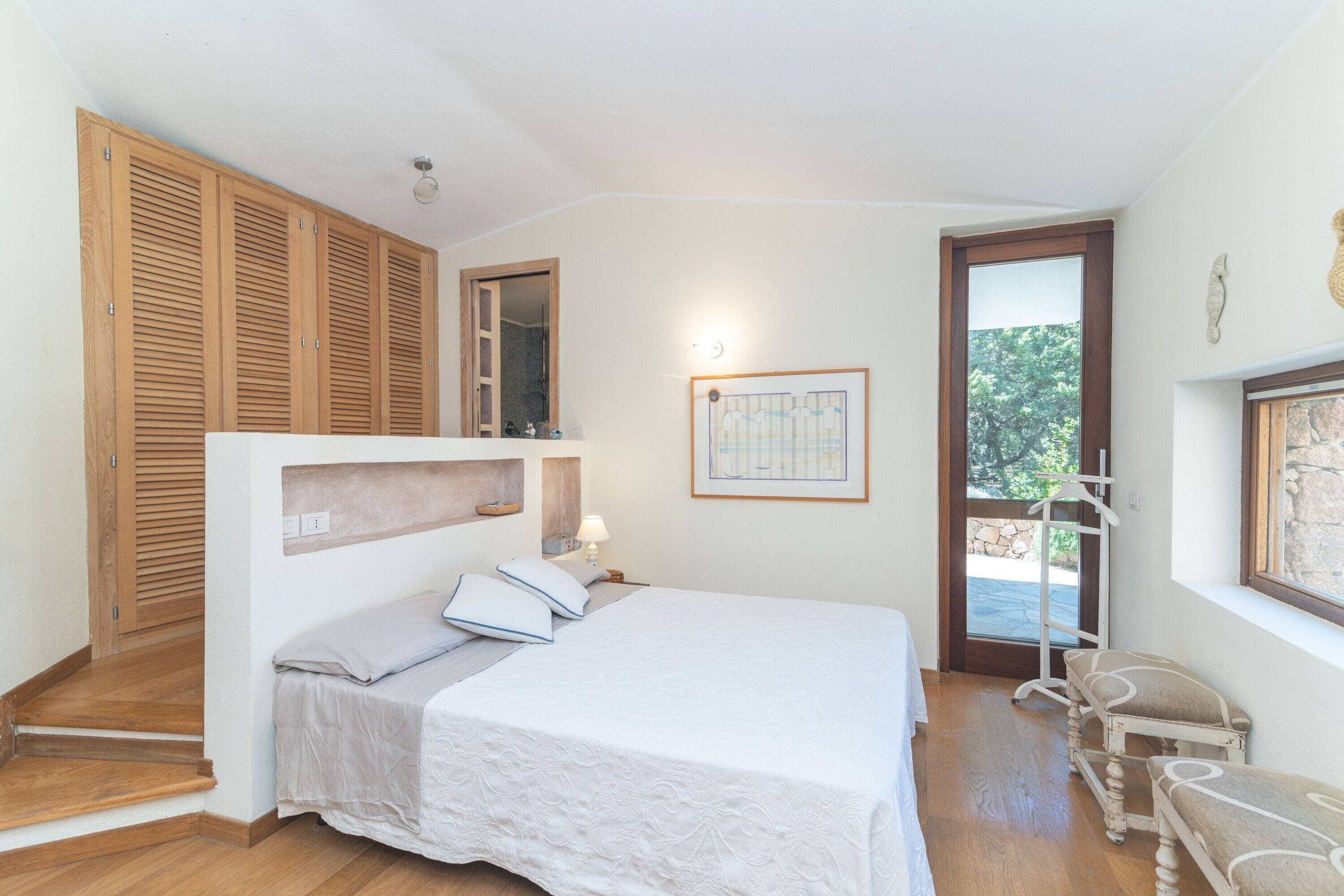Tabla de planchar con plancha, wifi y ropa de cama 