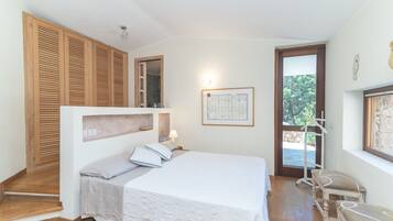 Tabla de planchar con plancha, wifi y ropa de cama