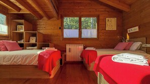 Free WiFi - Design Pyrenees cabin with mountain views & forest (Port del Comte)
