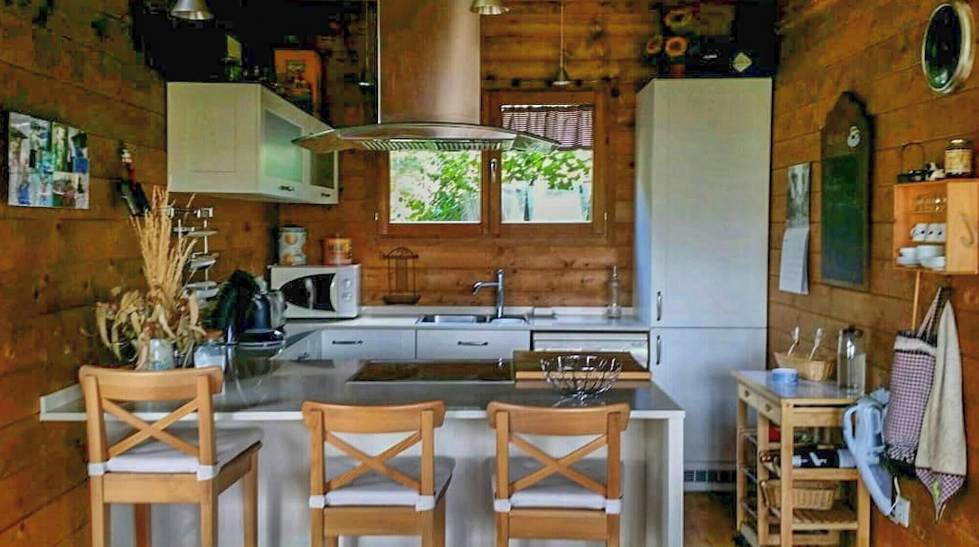 Mikrowelle, Ofen, Geschirrspüler, Wasserkocher mit Kaffee-/Teezubehör