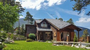 Exterior - Design Pyrenees cabin with mountain views & forest (Port del Comte)