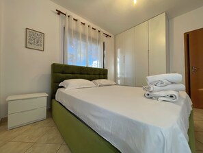 Room - Cozy 2-bedroom Beachfront apartment Golemi with AC (Golem)