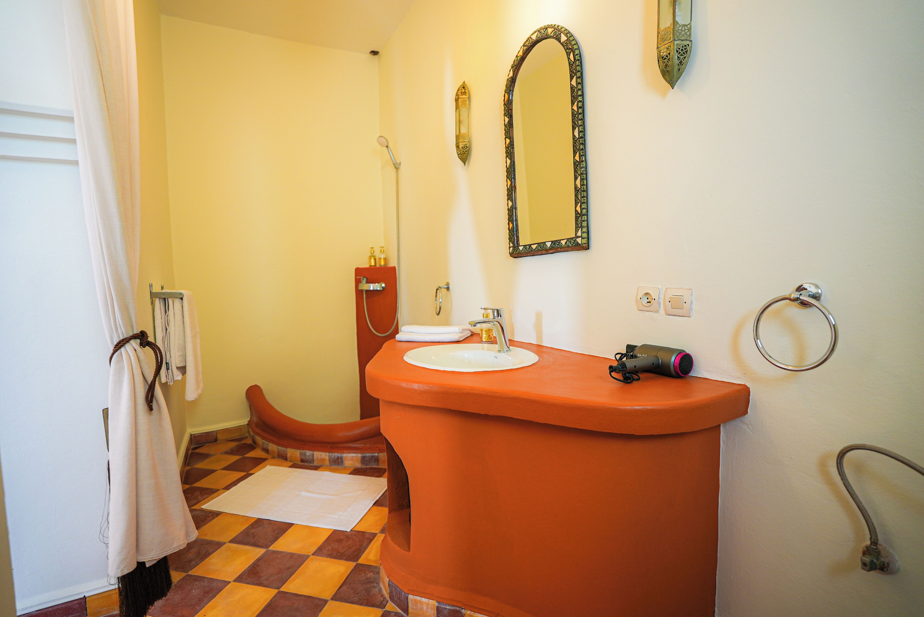 Douche, sèche-cheveux, serviettes fournies, savon