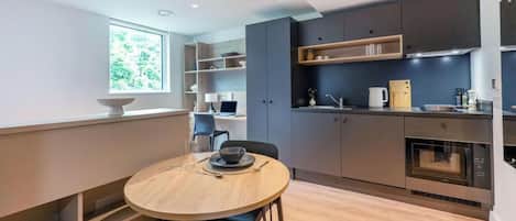 Studio, 1 Double Bed, Non Smoking | Private kitchen