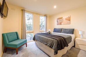 Tabla de planchar con plancha y ropa de cama 