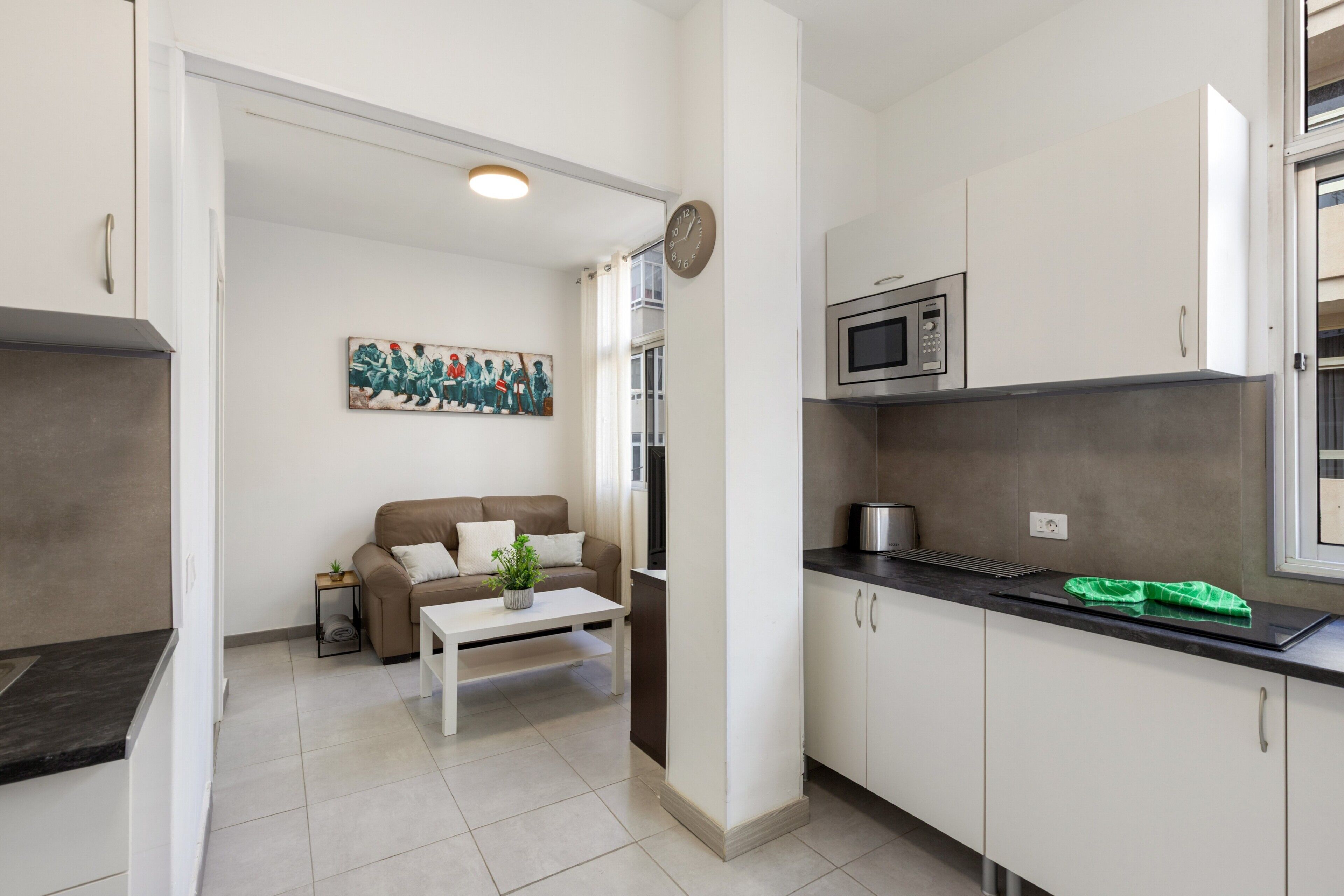 Frigorífico, microondas, placa de cocina y cafetera o tetera