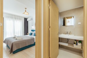 Een douche, een haardroger, handdoeken, zeep