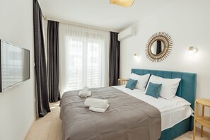 Een strijkplank/strijkijzer, wifi, beddengoed