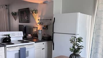 Kjøleskap, ovn, kokeplater og kaffetrakter/tekoker