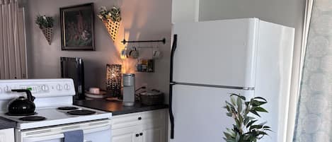 Coffee/tea maker, fridge, oven, stovetop