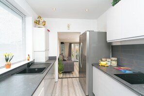 Fridge, microwave, oven, stovetop - Casa Grande in Kimmel Bay (Kinmel Bay)