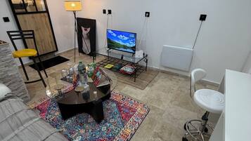 Tabla de planchar con plancha, wifi y ropa de cama