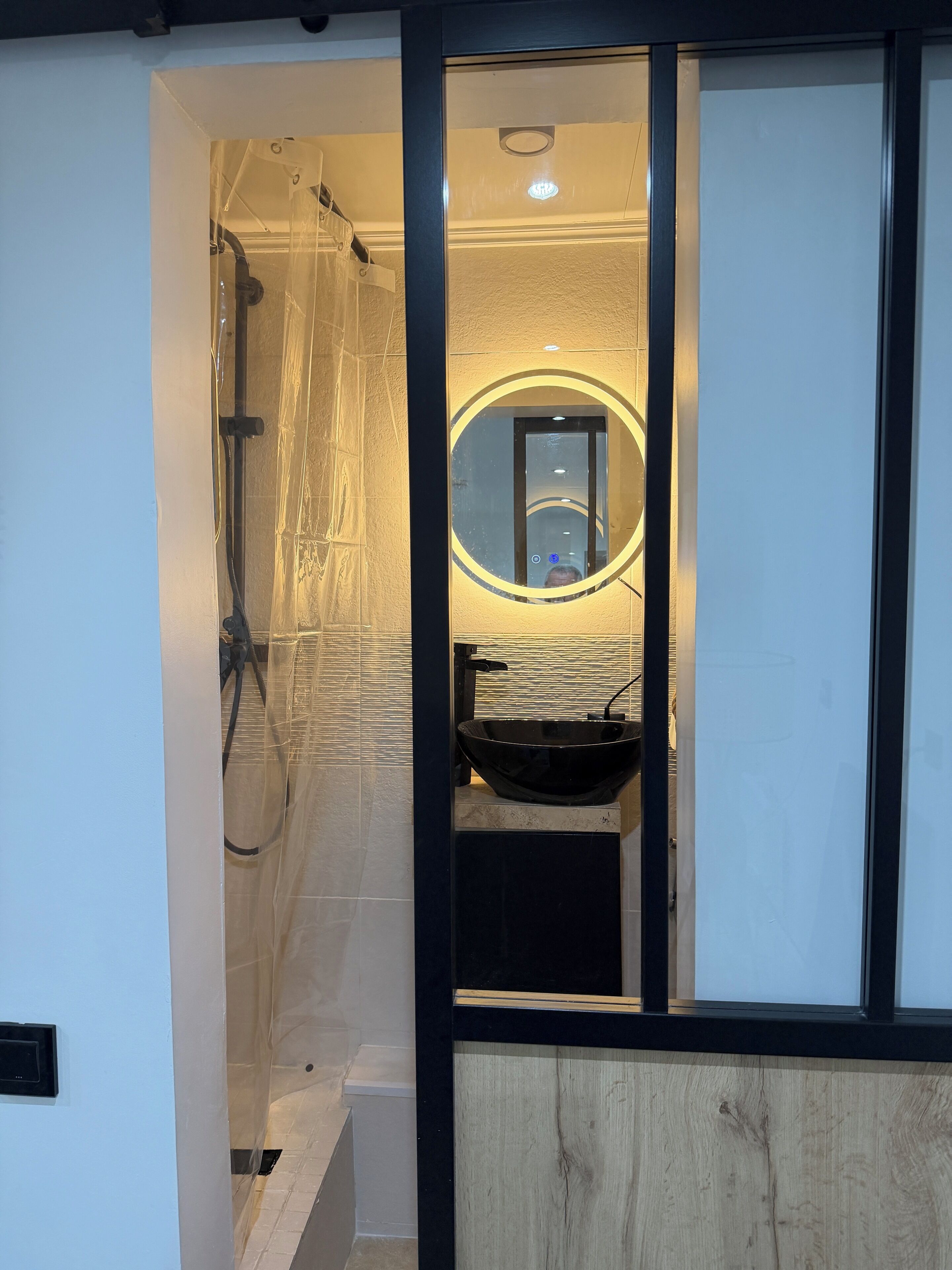 Ein Badezimmer mit Badewanne, Waschbecken und Spiegel.