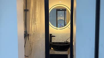 Ein Badezimmer mit Badewanne, Waschbecken und Spiegel.