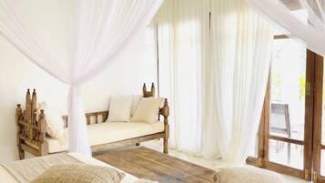 Suite Royal, vista al océano | Caja de seguridad en la habitación, cortinas blackout y wifi gratis