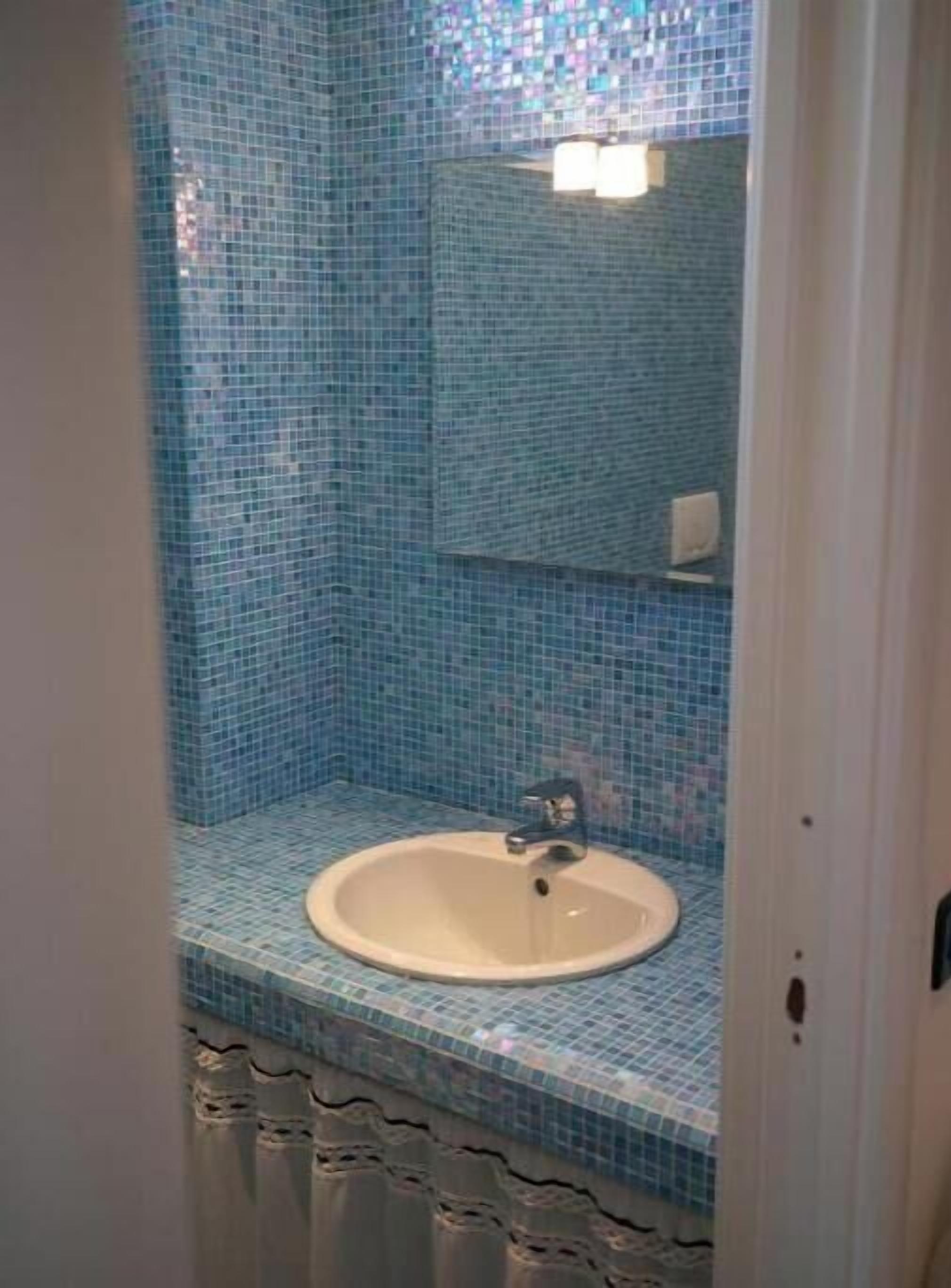 Douche, sèche-cheveux, bidet, serviettes fournies