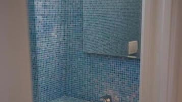 Douche, sèche-cheveux, bidet, serviettes fournies