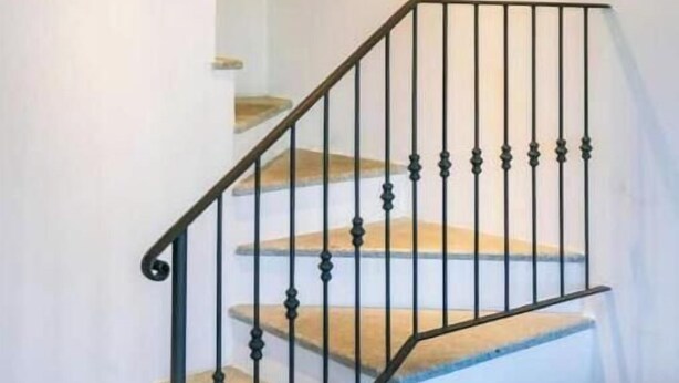 A staircase with a black metal railing and wooden steps. - Hostdomus - Brezza Marina House (Moglio)