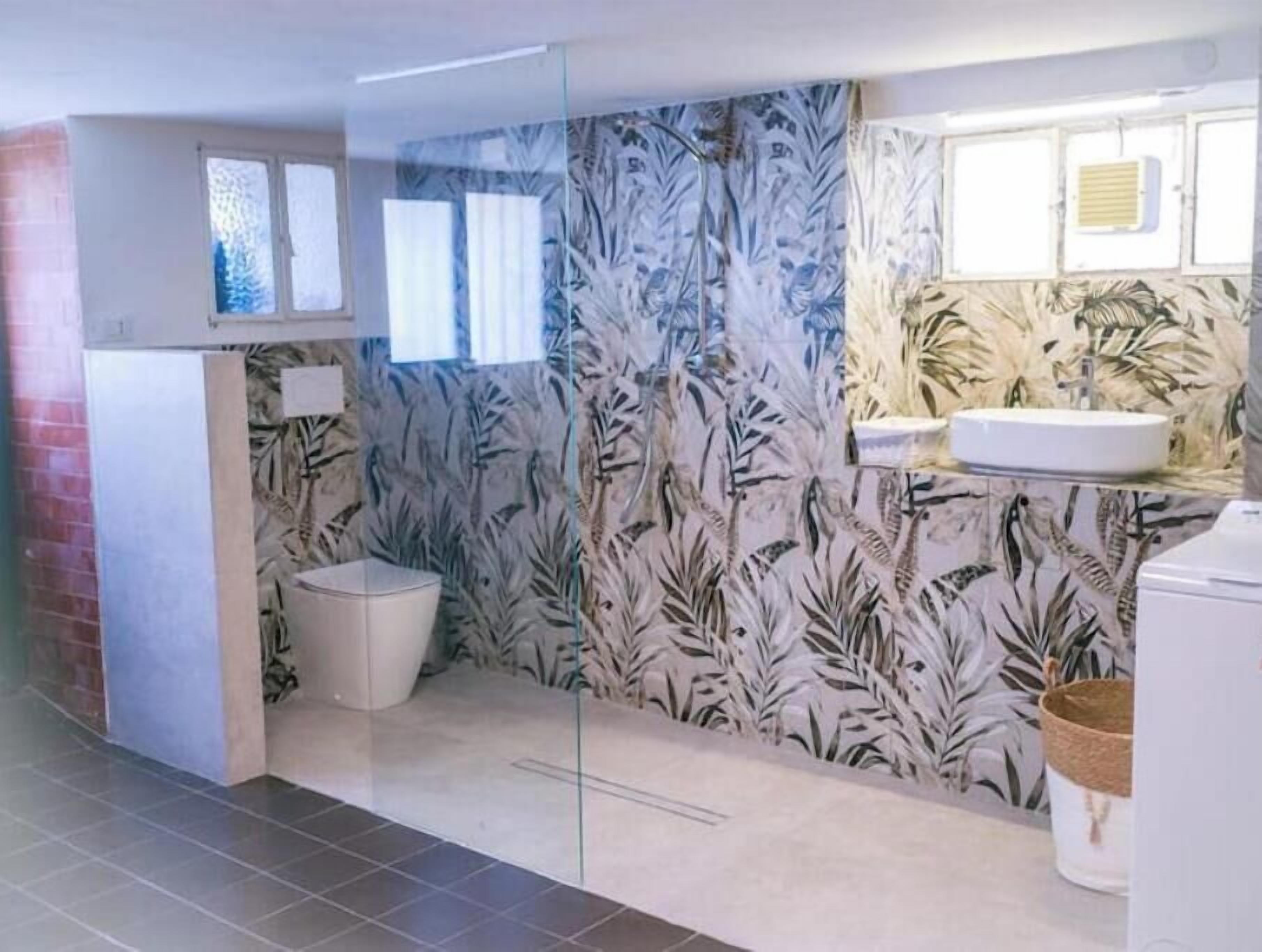 Shower, hair dryer, bidet, towels