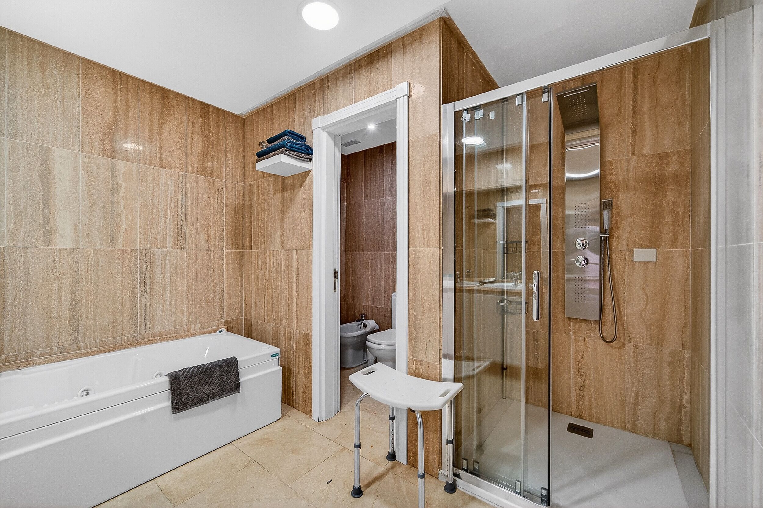 Een douche, een bubbelbad, een haardroger, handdoeken
