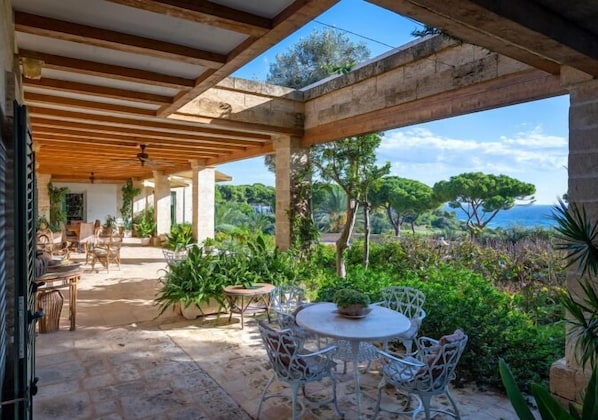 Outdoor dining - Seaside villa with pool in Taranto (Taranto)