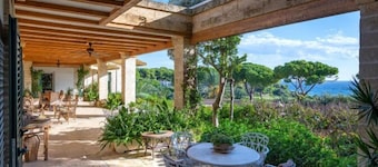 Seaside villa with pool in Taranto
