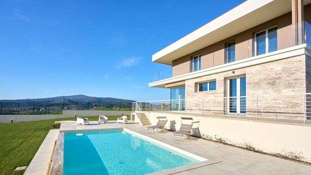 Un área de piscina moderna con vistas despejadas del paisaje.