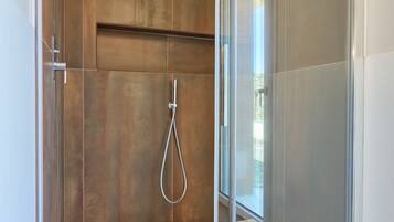 Doccia, bidet, asciugamani, shampoo