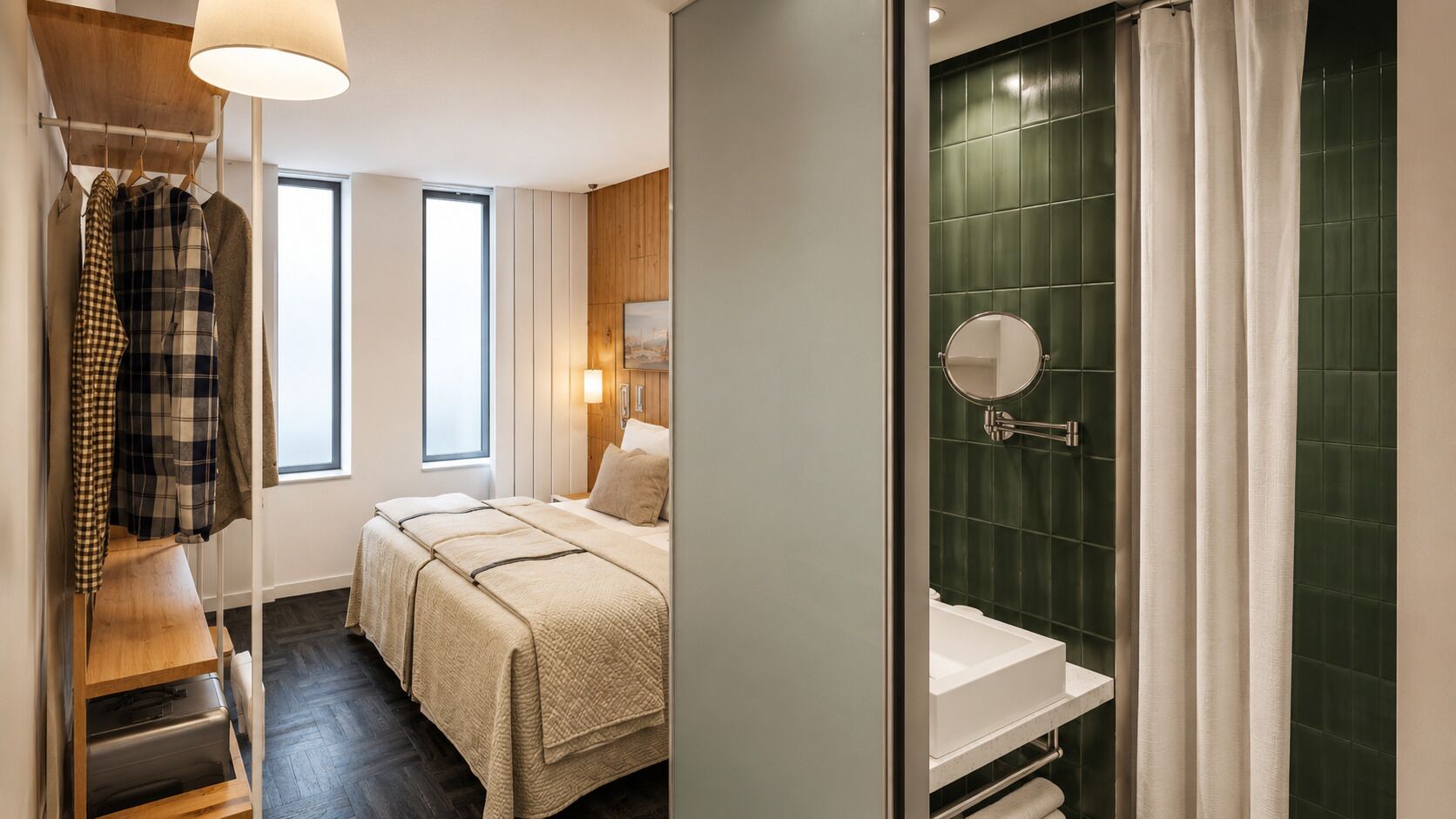 Une chambre à coucher avec un lit, des tables de chevet, un portant à vêtements et une fenêtre.