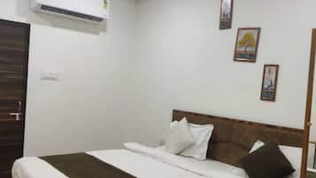 Desk, laptop workspace, free WiFi