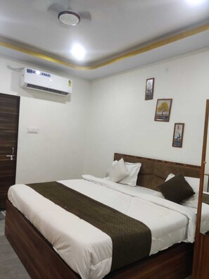 Premier Double Room | Desk, laptop workspace, free WiFi - Hotel Casa Premier (Indore)