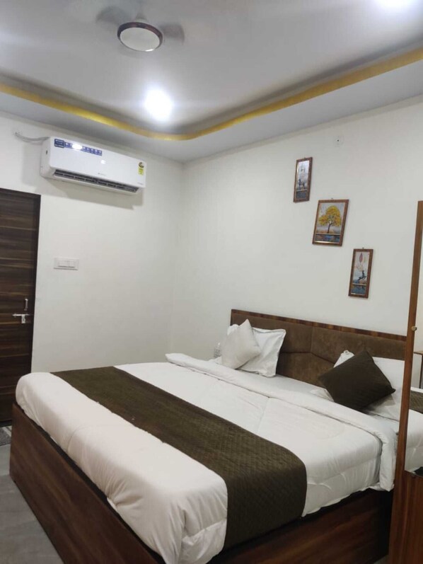 Premier Double Room | Desk, laptop workspace, free WiFi - Hotel Casa Premier (Indore)