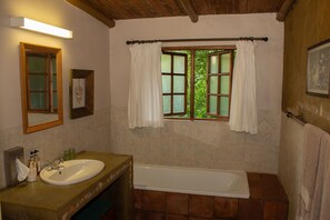 Habitación clásica con 2 camas individuales | Baño | Secador de pelo, toallas, jabón y champú