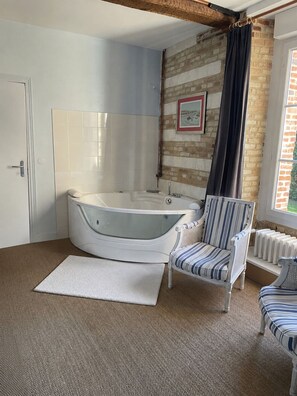 Habitación Deluxe con 1 cama matrimonial o 2 individuales, vista al jardín | Baño | Secadora de cabello, toallas, jabón, shampoo 