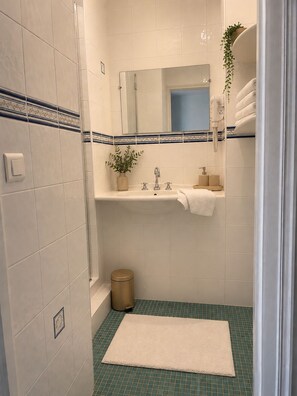 Deluxe Double or Twin Room, Garden View | Bathroom | Hair dryer, towels, soap, shampoo - Maison Nolette (Noyelles-sur-Mer)