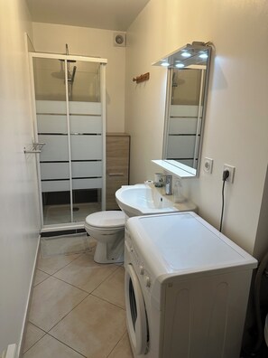 Bathroom - Vrbo Property (Gradignan)