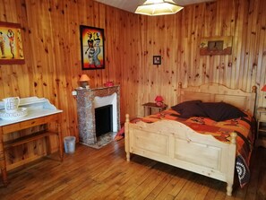 Room - Guesthouse “Le Relais” with Shared Terrace, Garden, and Wi-Fi (Arnac-la-Poste)