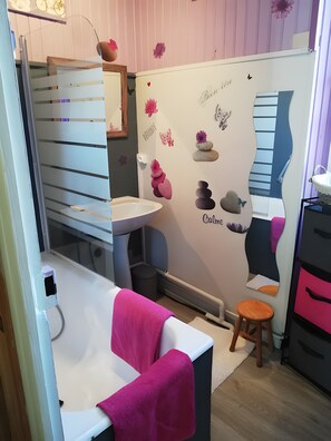 Shower, hair dryer, towels - Guesthouse “Le Relais” with Shared Terrace, Garden, and Wi-Fi (Arnac-la-Poste)